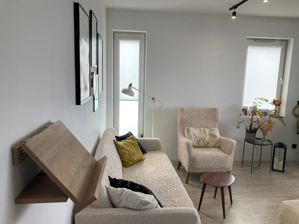 Rozłożona i pusta półka Pluteus, na ścianie.