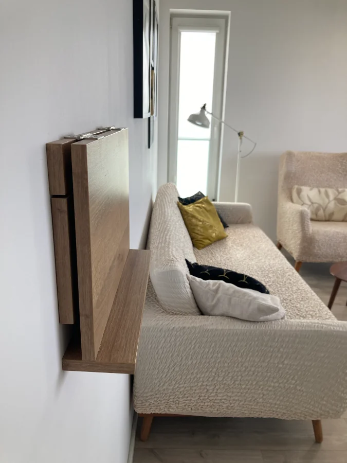 Złożona półka Pluteus, na ścianie.